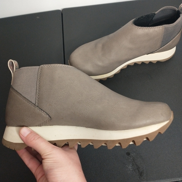 Merrell women's Alpine Chelsea Boot, size 9, taupe - Picture 2 of 12